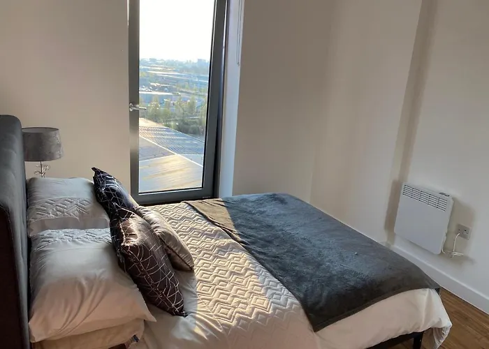 1 Bedroom Lovely Apartment In Salford Quays Free Street Parking Subject To Availability