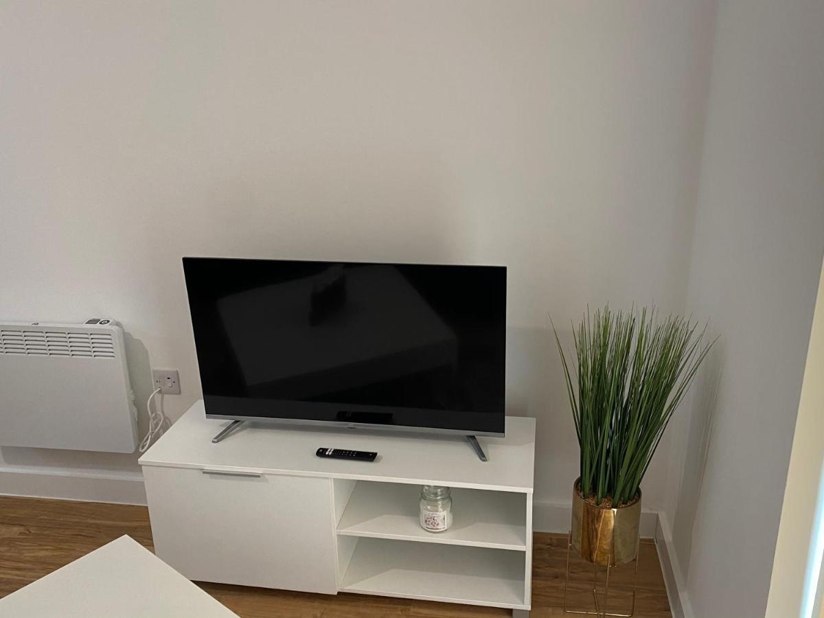 1 Bedroom Lovely In Salford Quays Free Street Parking Subject To Availability Apartment *