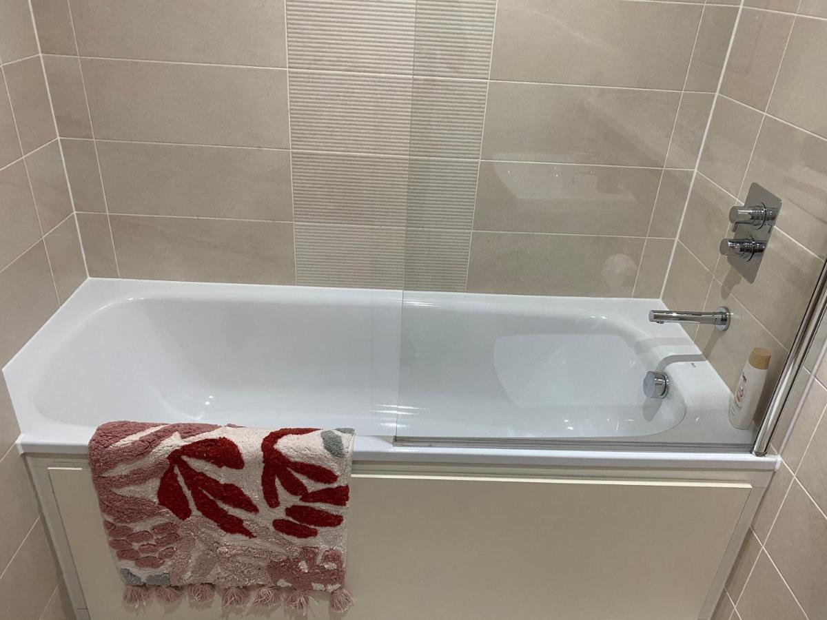 1 Bedroom Lovely In Salford Quays Free Street Parking Subject To Availability * Manchester