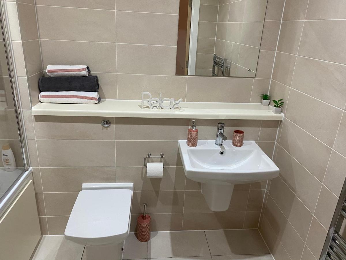 1 Bedroom Lovely In Salford Quays Free Street Parking Subject To Availability Manchester