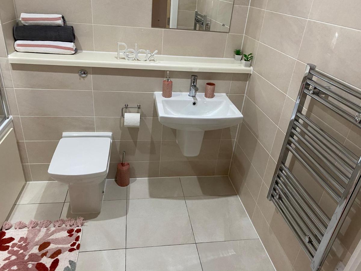 Apartment 1 Bedroom Lovely In Salford Quays Free Street Parking Subject To Availability Manchester