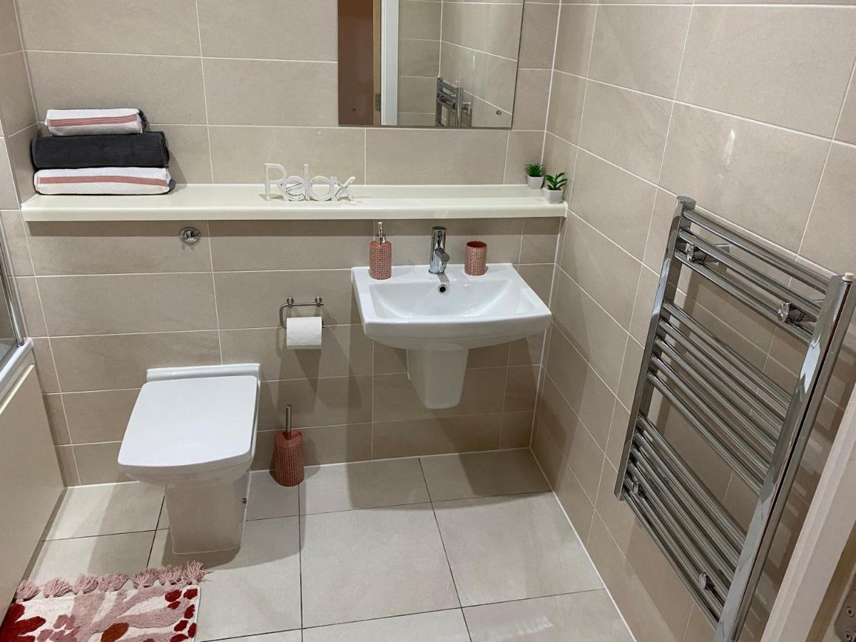 1 Bedroom Lovely In Salford Quays Free Street Parking Subject To Availability * Манчестер