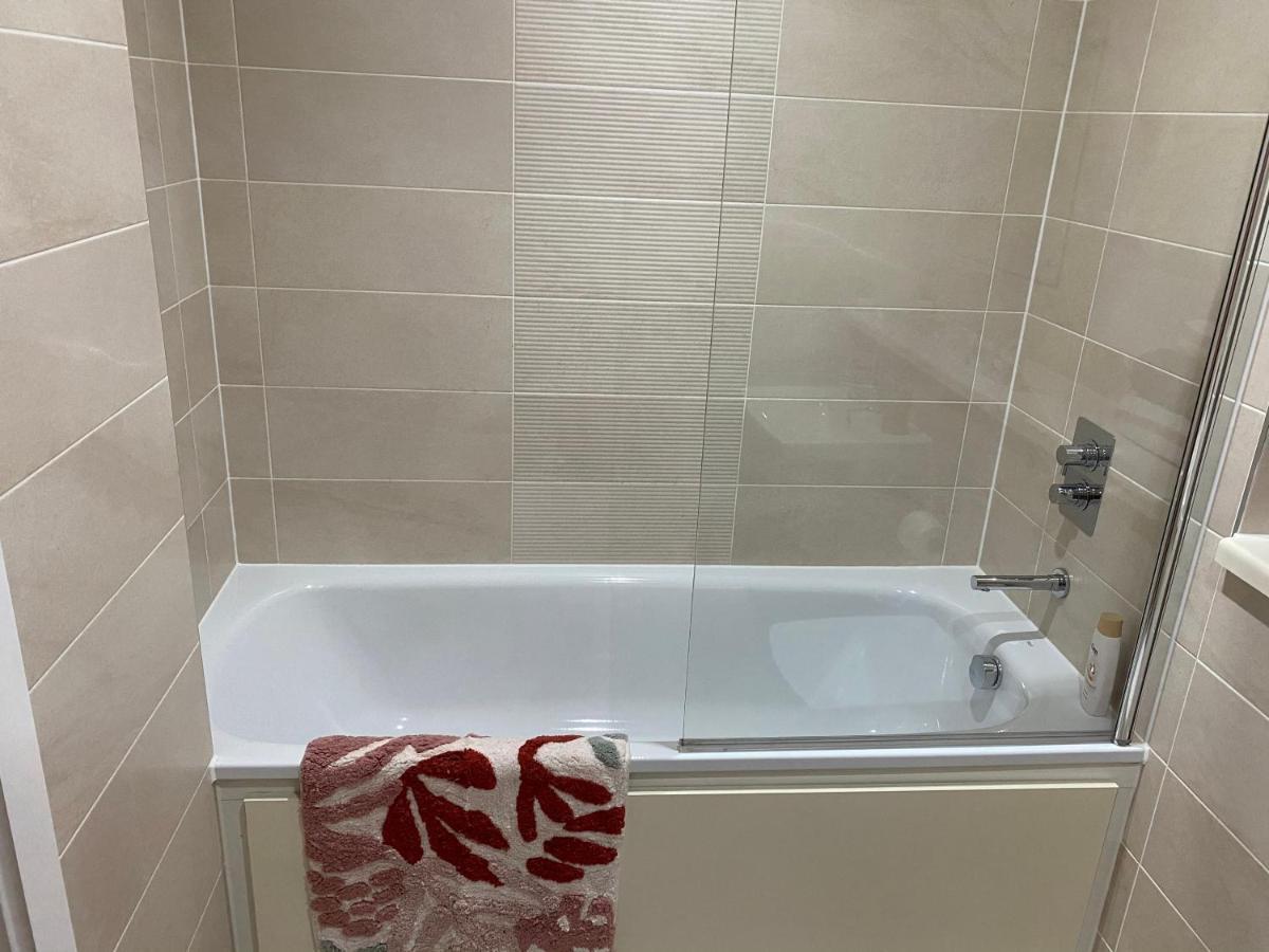 1 Bedroom Lovely In Salford Quays Free Street Parking Subject To Availability Манчестер
